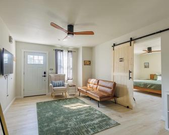 Cozy Crater Lake House Close to Hwy97 - 克拉马斯福尔斯 - 客厅
