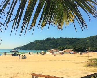 邦比尼亚斯珊瑚酒店 - Bombinhas - 海滩