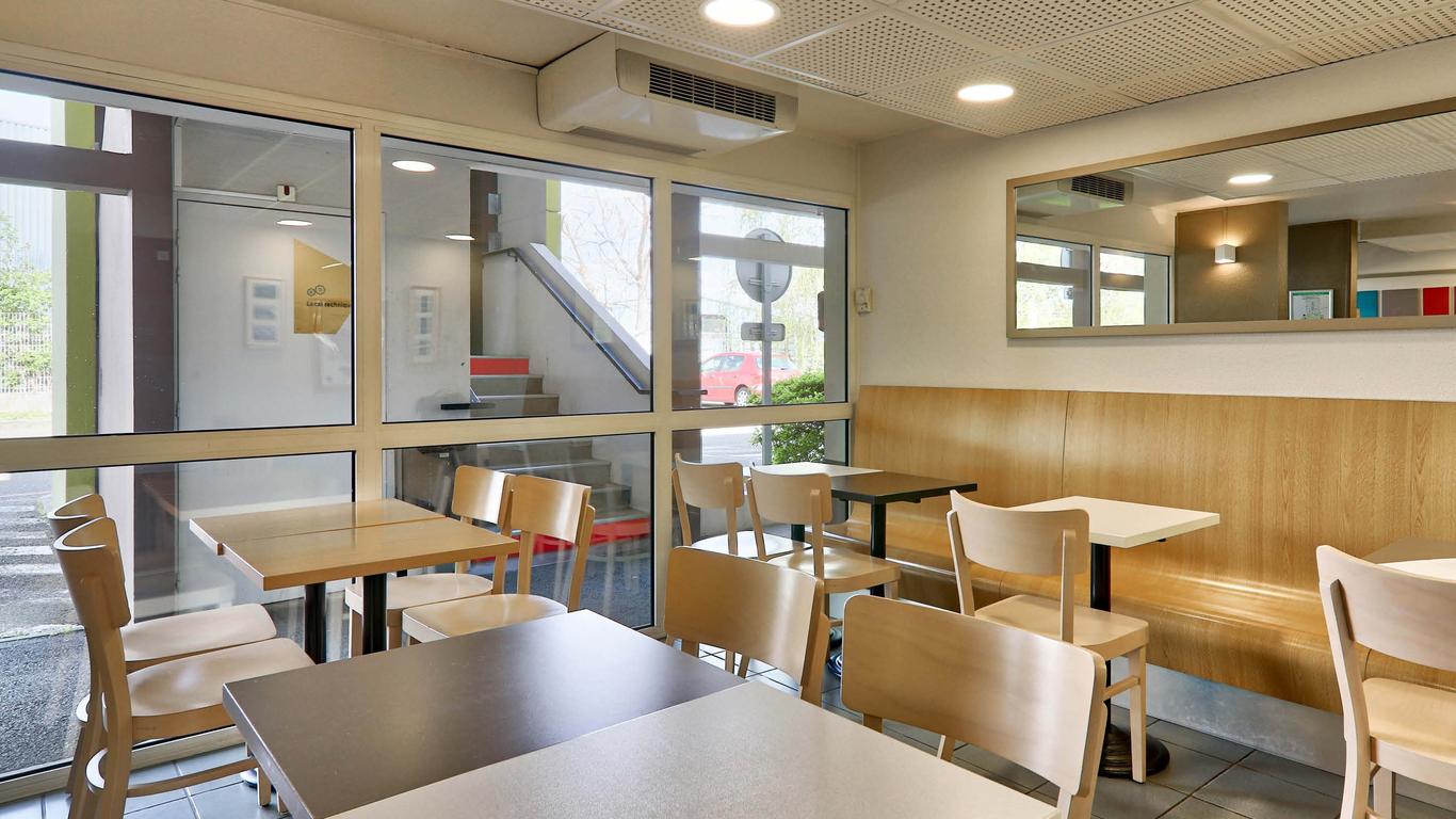 克莱蒙特费朗布雷泽机场民宿酒店