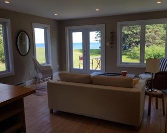 Secluded Oceanfront Retreat with Guest House - 卢嫩堡 - 客厅