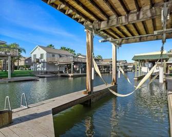 The Crab Shack - Waterfront Canal with Cowboy Soaking Pool & Private Boat dock - 牙买加海滩 - 游泳池