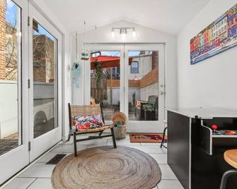 New Listing Bright & Cozy Rowhouse In Prime Location - Walkscore 98/100 - 巴尔的摩 - 客厅