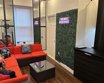 Private Luxe Room A Hidden Gem With Private Bath & Kitchen - 费城 - 客厅