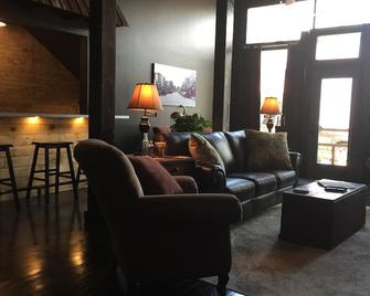 The Main Floor - Lake Odessa - 客厅