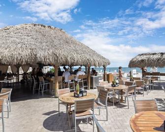 Beach Front Building sits on the sand/oceanbr Newly remodeled beautiful condobr - 劳德代尔堡 - 餐馆
