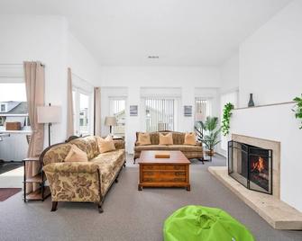 Quiet Newport Home with 2 Kings, Office, Short Walk to Ocean - 纽波特海滩 - 客厅