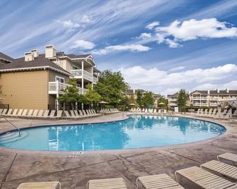 Absolutely gorgeous resort & condos ! - 温莎 - 游泳池