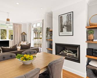 Milton Manors - 101 Pet Friendly House on the Hill - 纳皮尔 - 餐馆