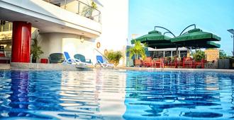 中庭广场酒店 - 巴兰基亚 - 游泳池