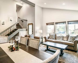San Diego Family Getaway - Spa, Pool, and Patio - 圣地亚哥 - 客厅