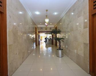 Airy Alun Alun Kejaksaan Siliwangi 108 Cirebon - 井里汶 - 大厅