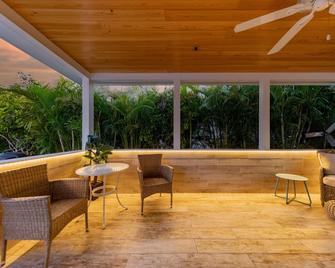 Private Paradise with Heated Waterfall Pool - 基韦斯特 - 阳台