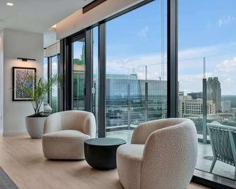 High-Rise Apt Raleigh Free Parking & Sunset View 1 - 罗利 - 客厅