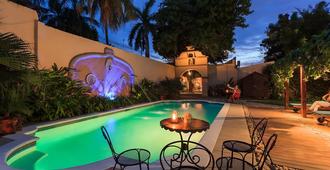 洛斯罗布莱斯酒店 - 馬拿瓜 - 游泳池