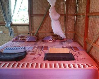 Timuato Cottage by Harry & Mimin. Located in Gorontalo near the lake of limboto. - 哥伦打洛 - 睡房