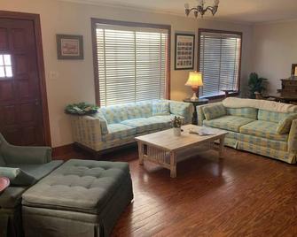 Short walk from Festival Acadien UL & Girard Park - 拉斐特 - 客厅