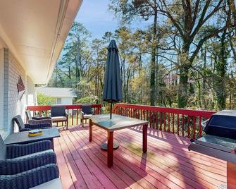 Beautifully renovated home with tree-lined deck, firepit & fireplace - 罗利 - 阳台