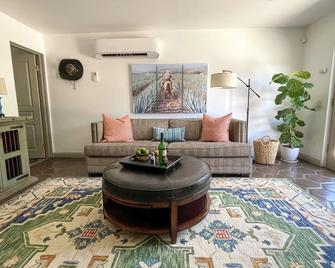 Spacious, private, luxe guest house; easy walk to downtown - 棕榈泉 - 客厅