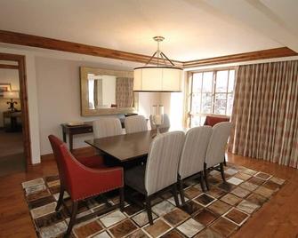 St. Regis Residence | Luxury 2 BD Float 001, Resort & Spa in Downtown Aspen, 2 Blocks from Ski Lifts - 阿斯潘 - 餐馆
