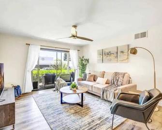 Resort Living with Pool & Tennis Minutes to Del Mar Beaches - 圣地亚哥 - 客厅