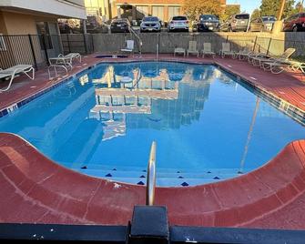 圣安东尼奥霍姆盖特一室公寓及套房酒店 - 圣安东尼奥 - 游泳池