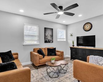 Stylish Retreat in Central Austin with Fire Pit - 奥斯汀 - 客厅