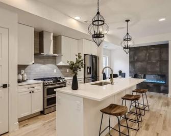 Family-friendly Townhouse on Jefferson Park. 5-minute walk from Empower Field! - 丹佛 - 厨房