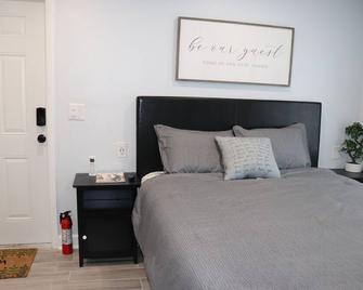 Comfy 1-BR Studio in South Florida Near beach - AC, Washing Machine, Netflix - 彭布罗克派恩斯 - 睡房