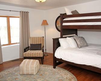 Charming Gated Adobe in Historic Old Town - 阿尔伯克基 - 睡房