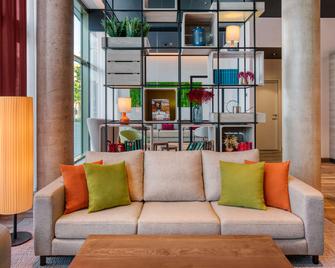 Intercityhotel Saarbrücken - 萨尔布吕肯 - 客厅