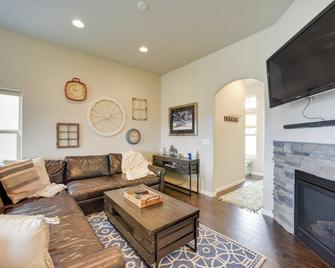 Colorado Springs Townhome w/ Game Room & Mtn Views - 科罗拉多斯普林斯 - 客厅