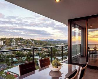 5 Star Beachfront Sky Home in Prime Location - 伯利头 - 阳台