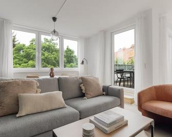 Sleek Hietzing 2BR w/ Community Garden & Private Terrace, by Blueground - 维也纳 - 客厅
