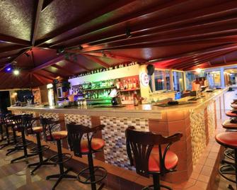 爱玛黎丝俱乐部公寓酒店 - 马尔马里斯 - 酒吧