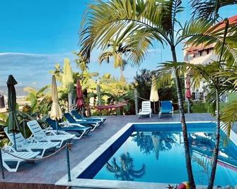 YD Rooftop Lounge ocean view salt water pool with mountain view large 2bdrm - 蒙特哥贝 - 游泳池
