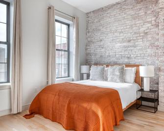 Classic East Village 2BR w/ W/D, Gym & Elevator, nr cafes, by Blueground - 纽约 - 睡房