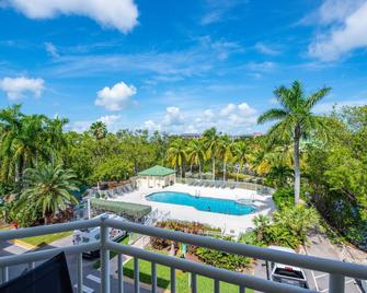 The Barbados -Bright Condo w Pool - 基韦斯特 - 游泳池