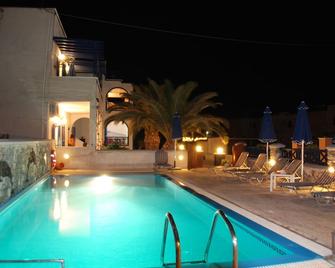 阿尔托莎别墅酒店 - 佩里萨 - 游泳池