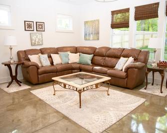 Classy Stay only 2 Miles from Downtown - Sleeps 12 - 纳什维尔 - 客厅