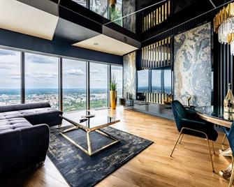 Sky Tower的公寓，窗边有浴缸 - 弗罗茨瓦夫 - 客厅