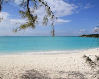 Exuma Home Rentals: Beach Is Short Drive Away By Using One Of Our Rentals! - 乔治镇 (巴哈马) - 海滩
