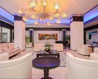 A Direct Ocean Front With Views Of Tiki Bar, Pool & Beach 2 Bedroom/2bath Condo - 劳德代尔堡 - 大厅