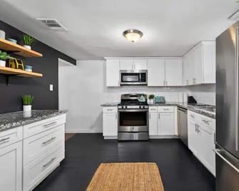 New! Entire House, 5 Minutes from downtown - 圣马科斯 - 厨房