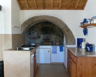 Country home in a quiet, sunny location - Santo Espírito - 厨房
