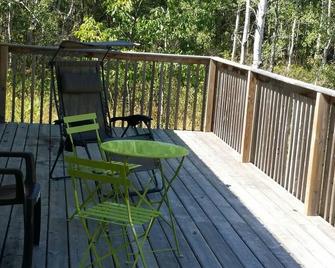Beautiful 3 bedroom cottage in a treed setting 1/2 mile to water access. - Manitowaning - 阳台