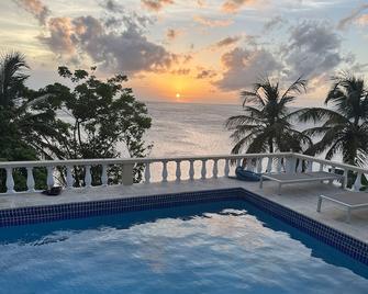 Oceanfront luxury - 4 beds, AC, 3 bedrooms, king bed, WiFi, gated - Woodlands - 游泳池