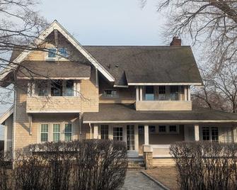 Charming Colonial for Events and Getaways! - 布里奇波特 - 建筑