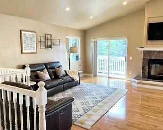 Contemporary Turnagain Townhome - 安克雷奇 - 客厅