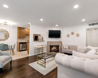 Luxury 2-Bedroom Condo in Studio City - 洛杉矶 - 客厅
