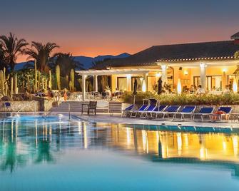 兰塔纳公寓度假酒店 - 普拉(撒丁岛) - 游泳池